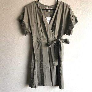 COPY - NWT F21 Contemporary v-neck button blouse